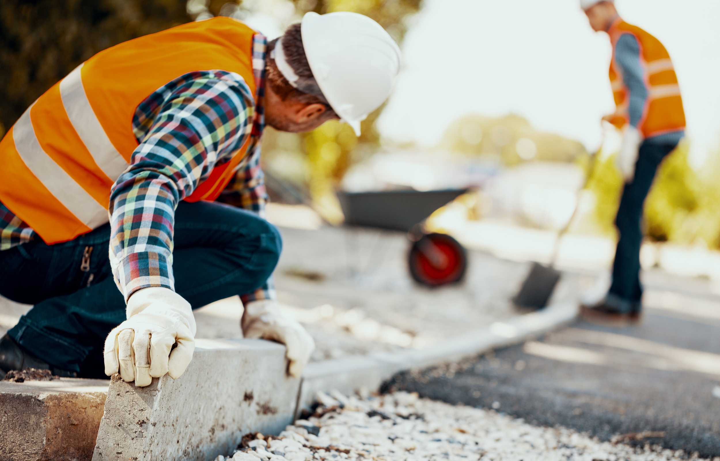 Deux hommes qui travaillent sur un projet d'aménagement paysager et qui respectent les mesures de sécurité