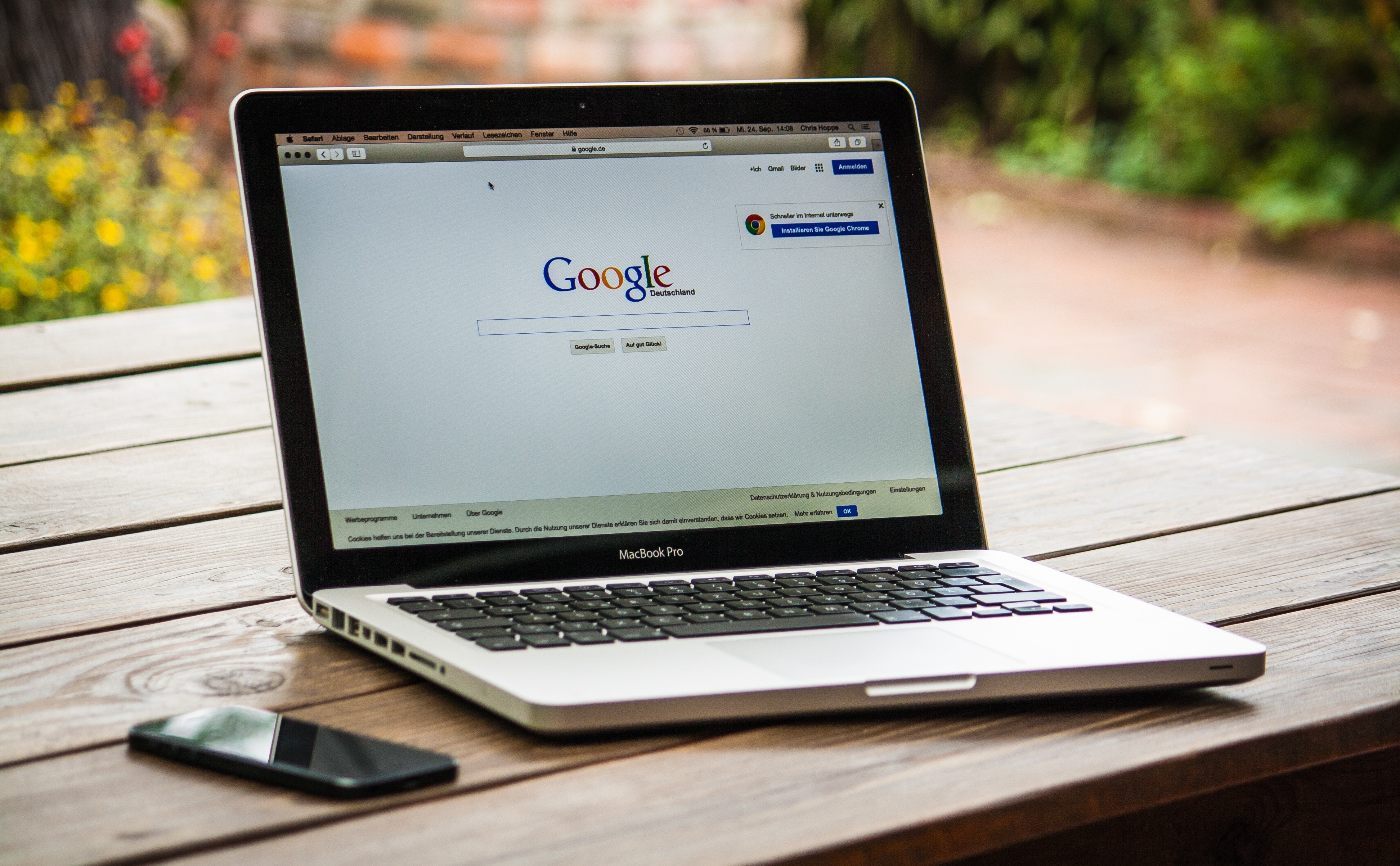 Un paysagiste ouvre son ordinateur portable pour créer des publicitée Google Ads